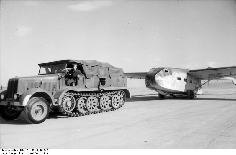 Bundesarchiv_Bild_101I-561-1130-24A,_Grosseto,_Zugkraftwagen,_Lastensegler_Gotha_Go_242.jpg
